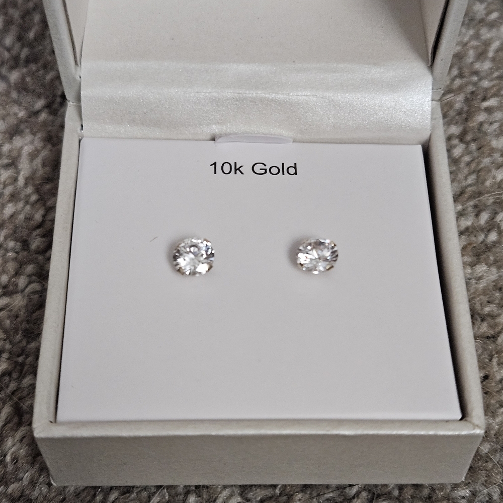 10k Gold CZ Stud Earrings NWT
